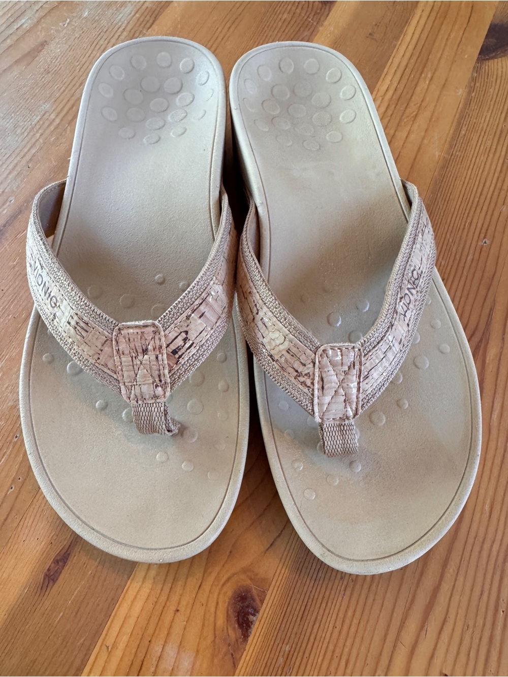 Vionic Women's Tan Textured Platform Thong Sandals